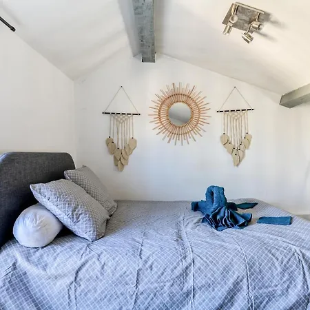 El King - - A Pied - Wifi -netflix * Carcassonne